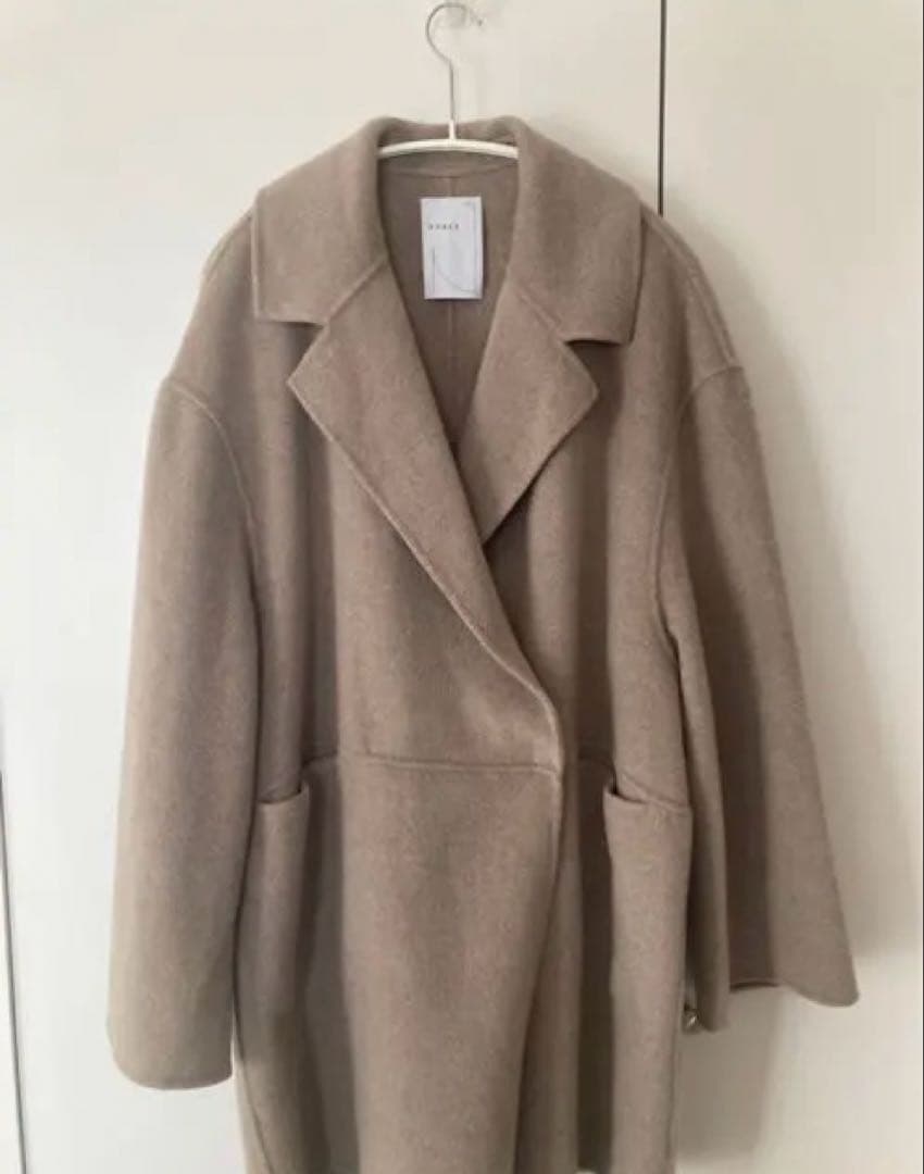 ベージュ ダブルブレスト チェスターコート