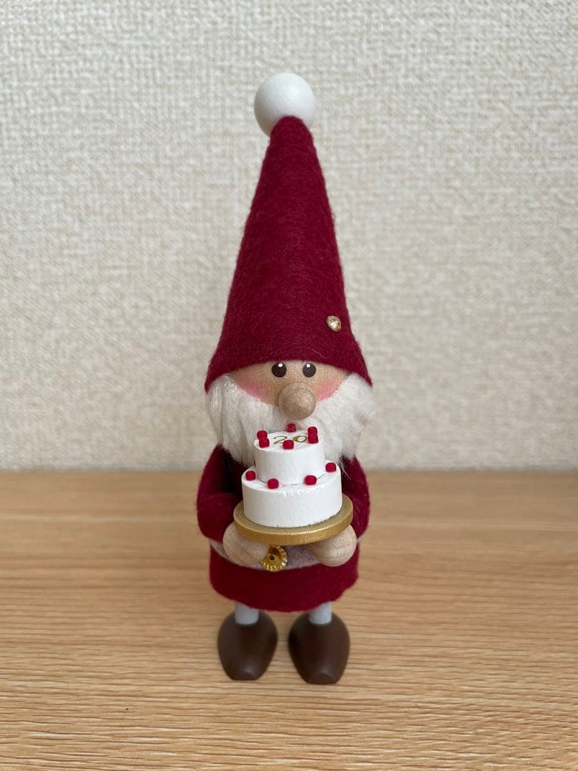 ノルディカニッセ　20周年　ケーキを持ったサンタ