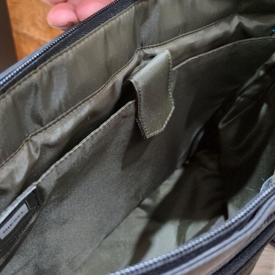 【新生活に向けて】未使用　パソコン収納付きDIESEL メッセンジャーバッグ