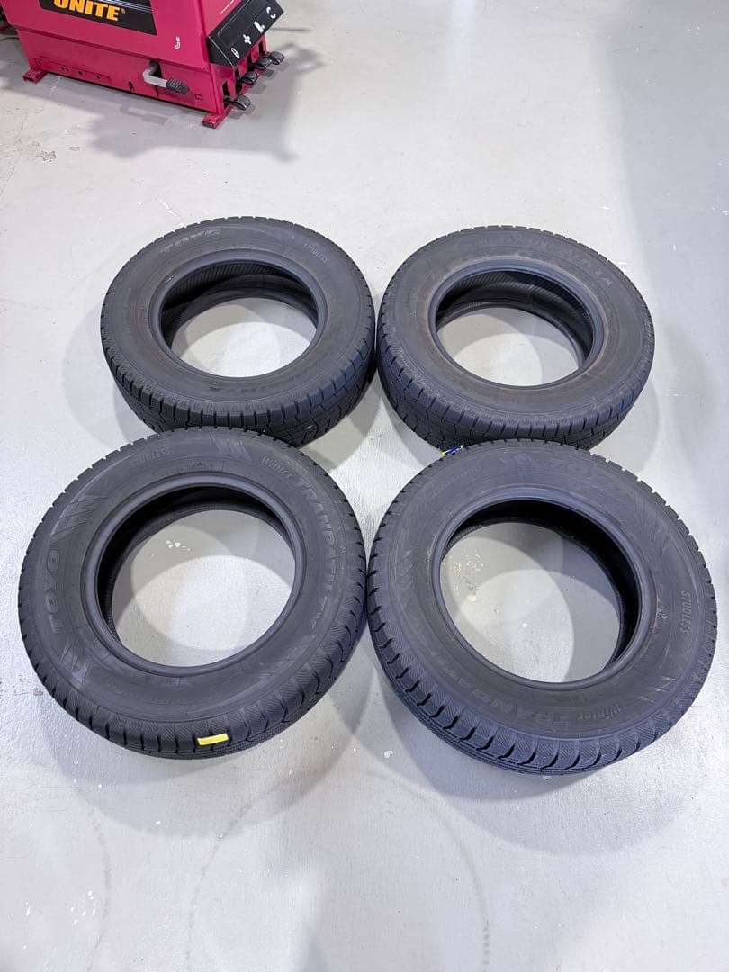 215/70R16 TOYOスタッドレスタイヤ （2024年製）