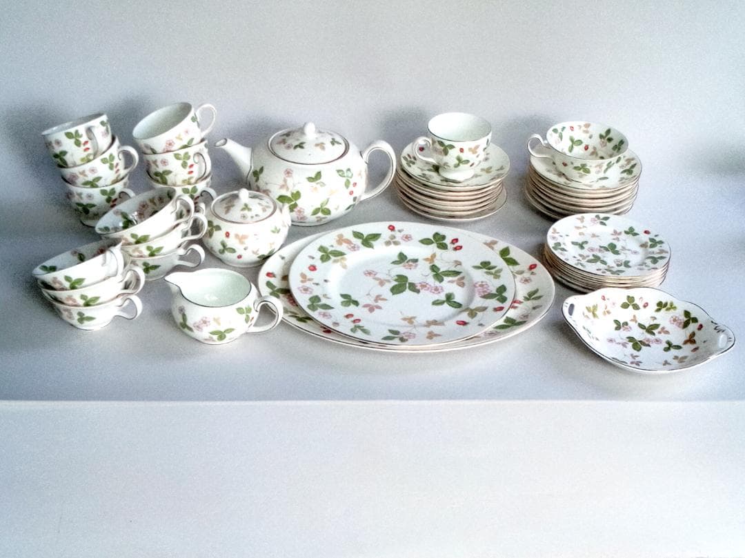 ウエッジウッド　ワイルドストロベリー　皿、紅茶・コーヒー揃い、ポットなど 37点