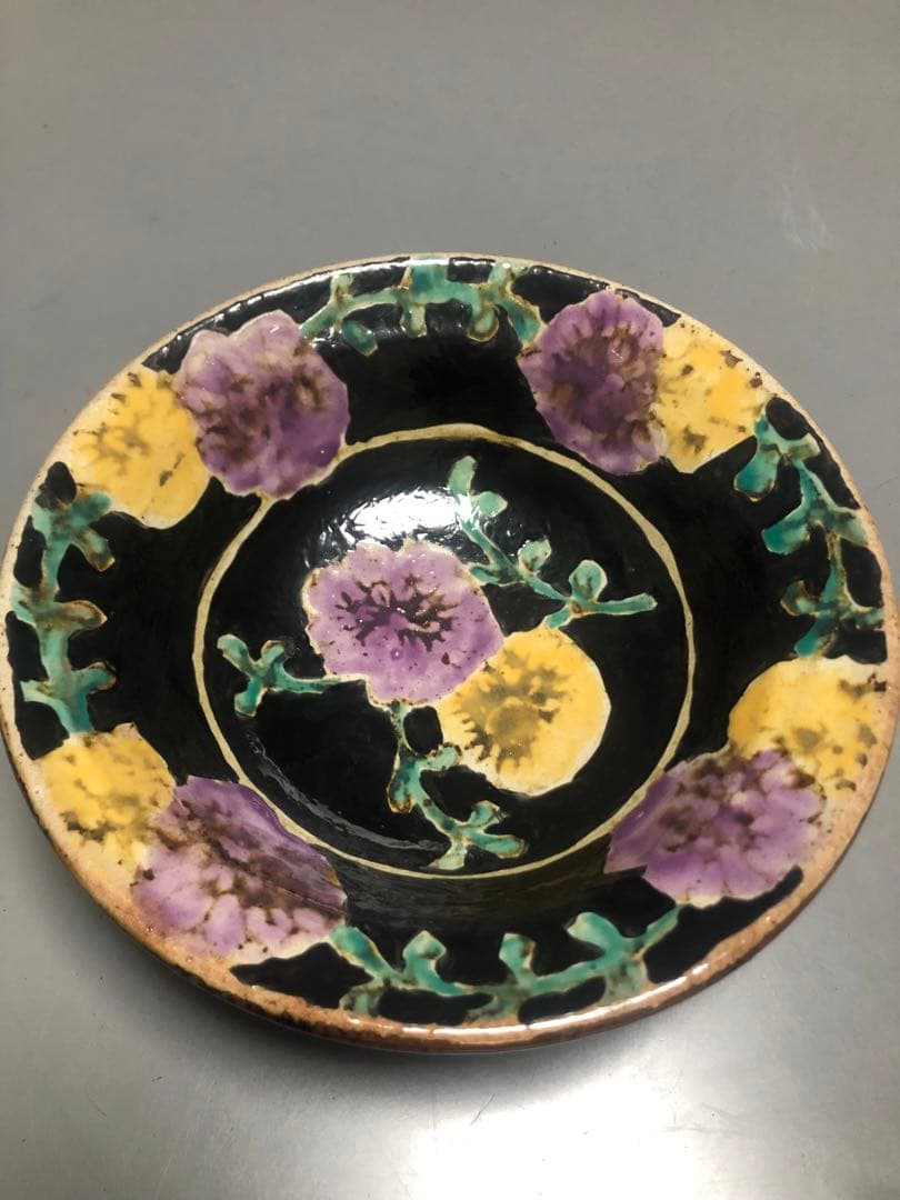 伊藤聡信　中鉢　黒　紫　黄色　花