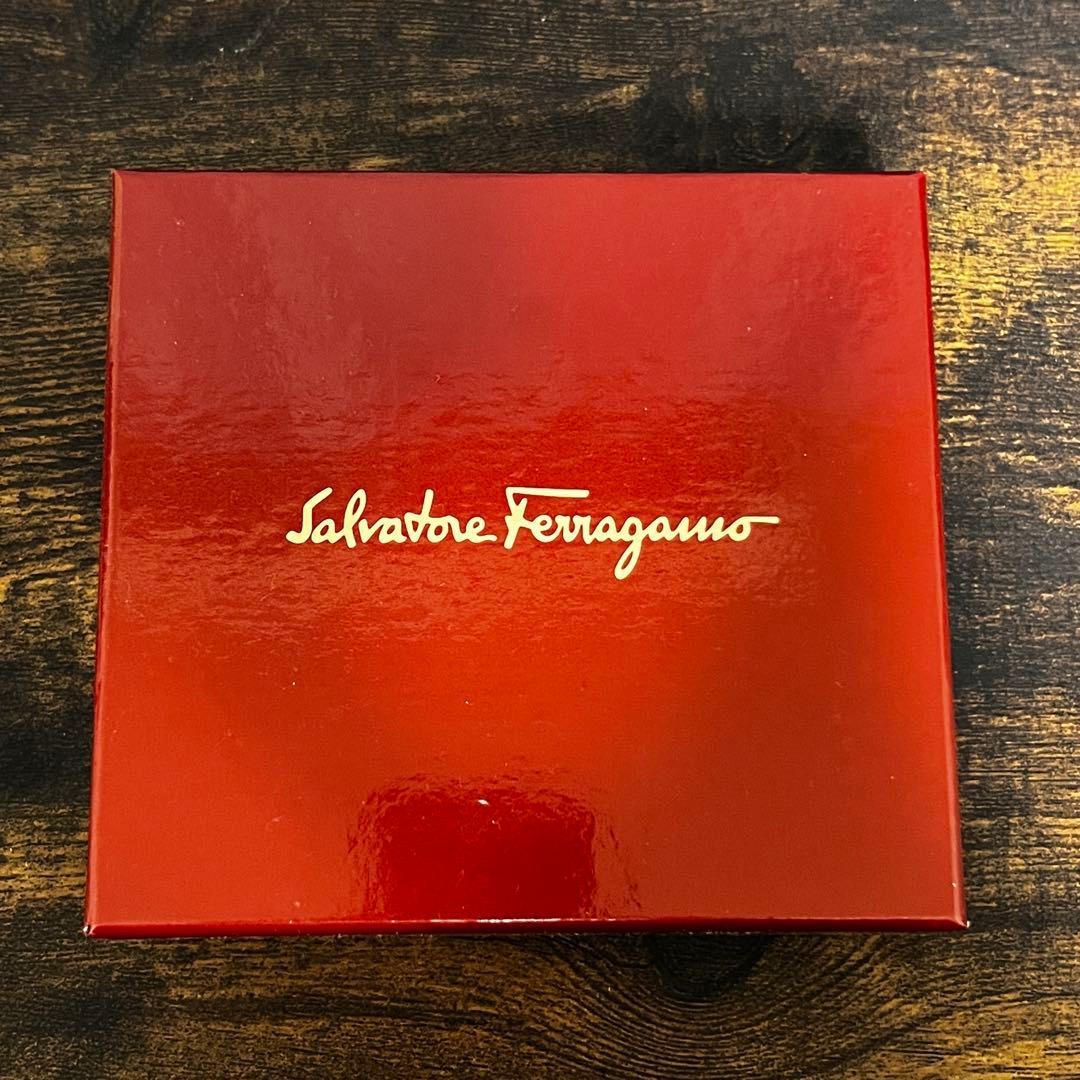 フェラガモ 二つ折り財布 ピンク