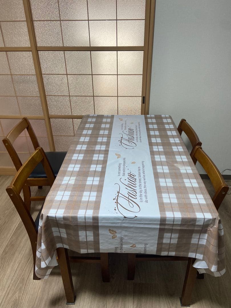ブラウン木製ダイニングテーブル 4脚付き