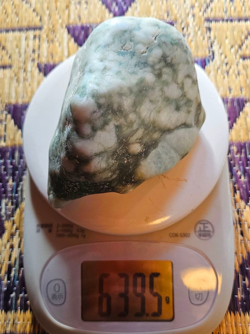 巨大‼️約600g以上‼️圧砕部分あり‼️糸魚川産 翡翠 原石