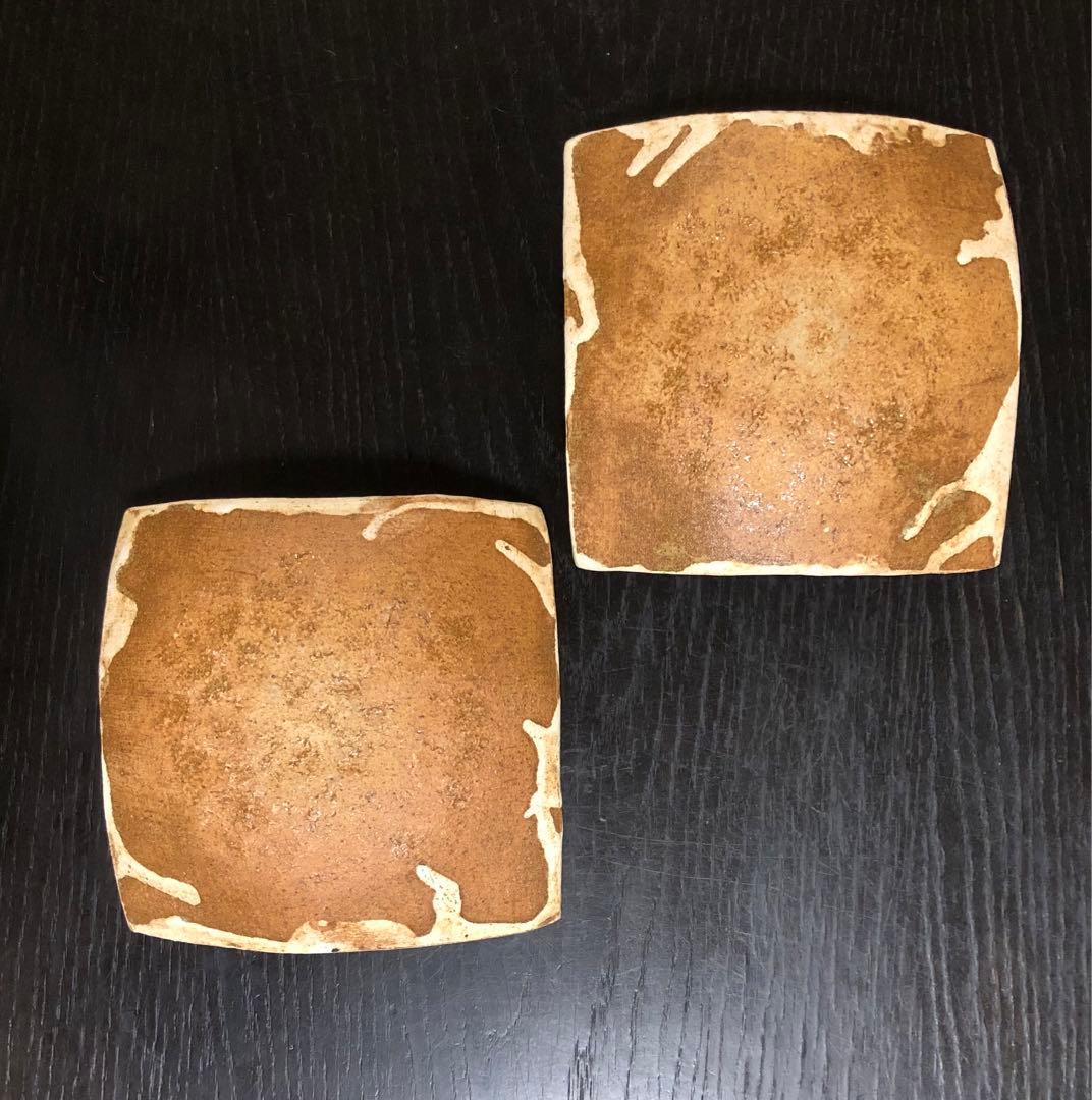ぬくもりのあるお色味の 陶器の角皿2枚