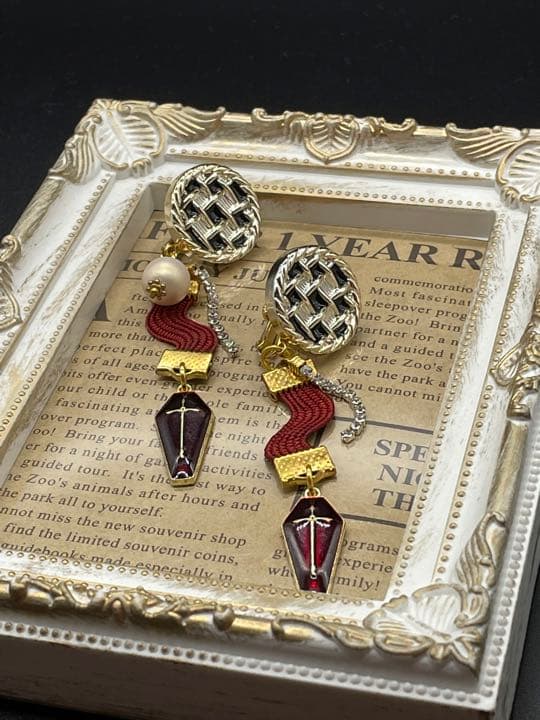 （ハロウィン）（送料無料）ブラックチェックとラインストーンとクロスのイヤリング