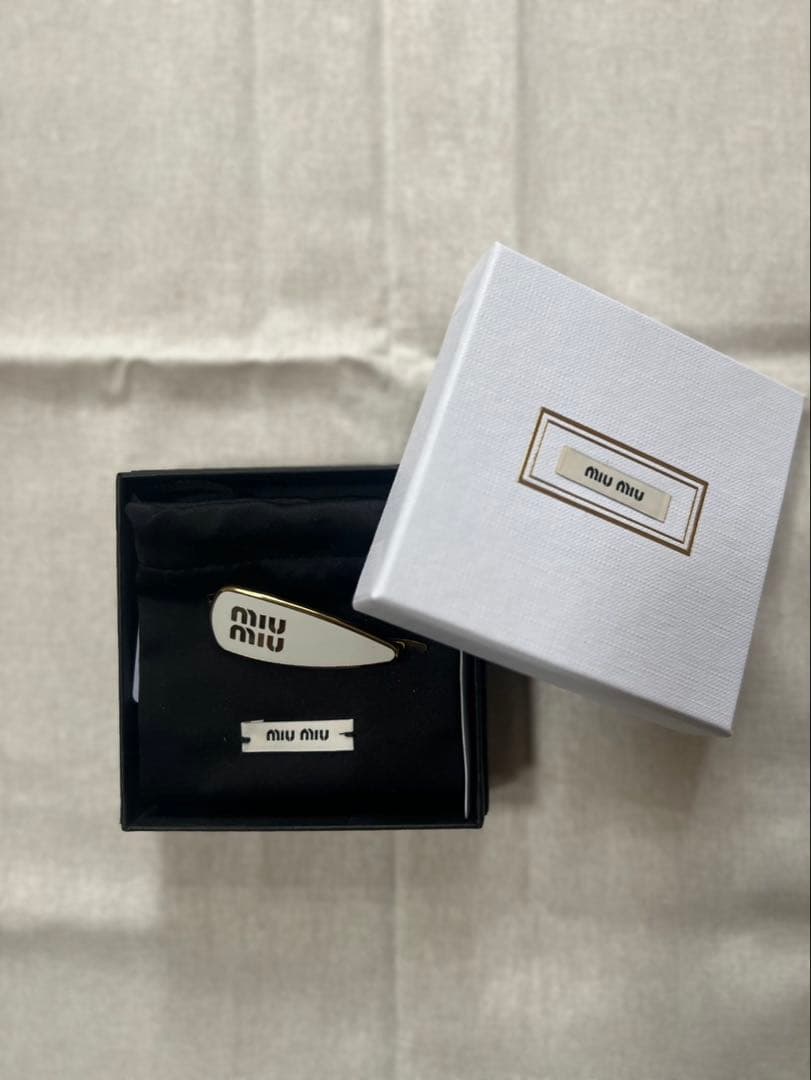miu miu ヘアクリップ オリジナルポーチ付き