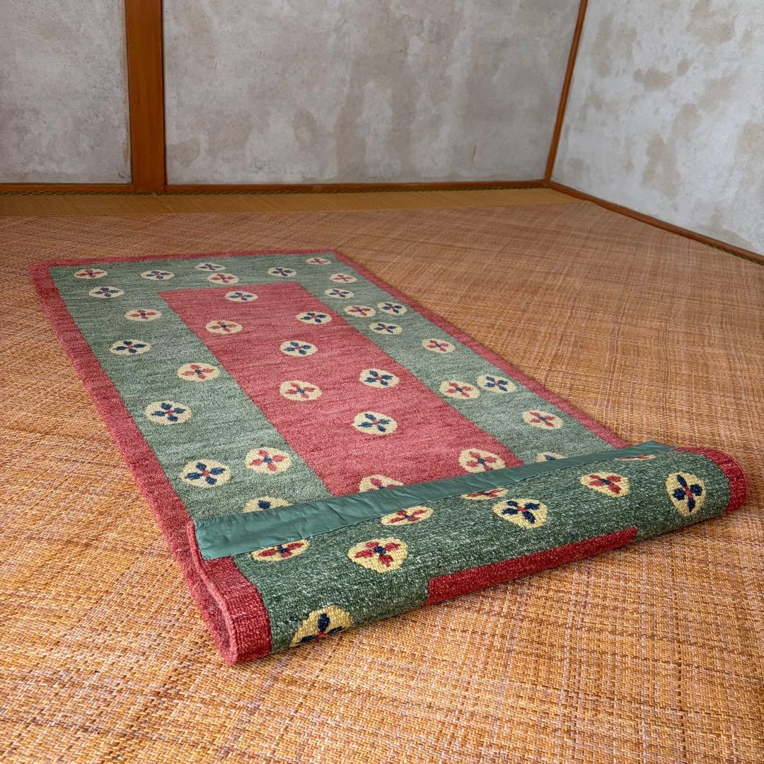 チベタンラグ　ウール　光沢のある明るい赤と明るい緑