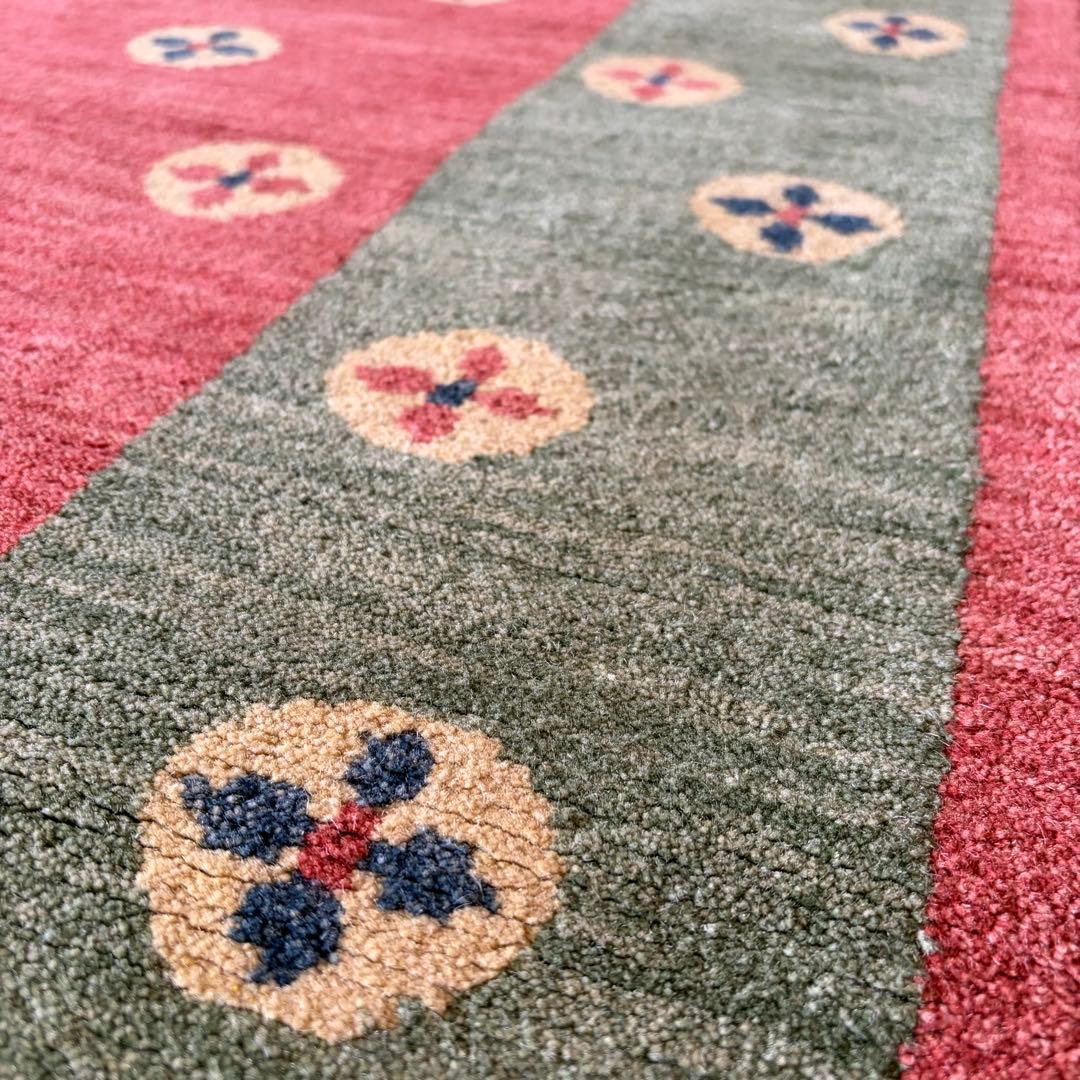 チベタンラグ　ウール　光沢のある明るい赤と明るい緑