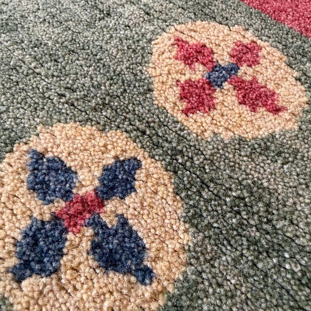 チベタンラグ　ウール　光沢のある明るい赤と明るい緑