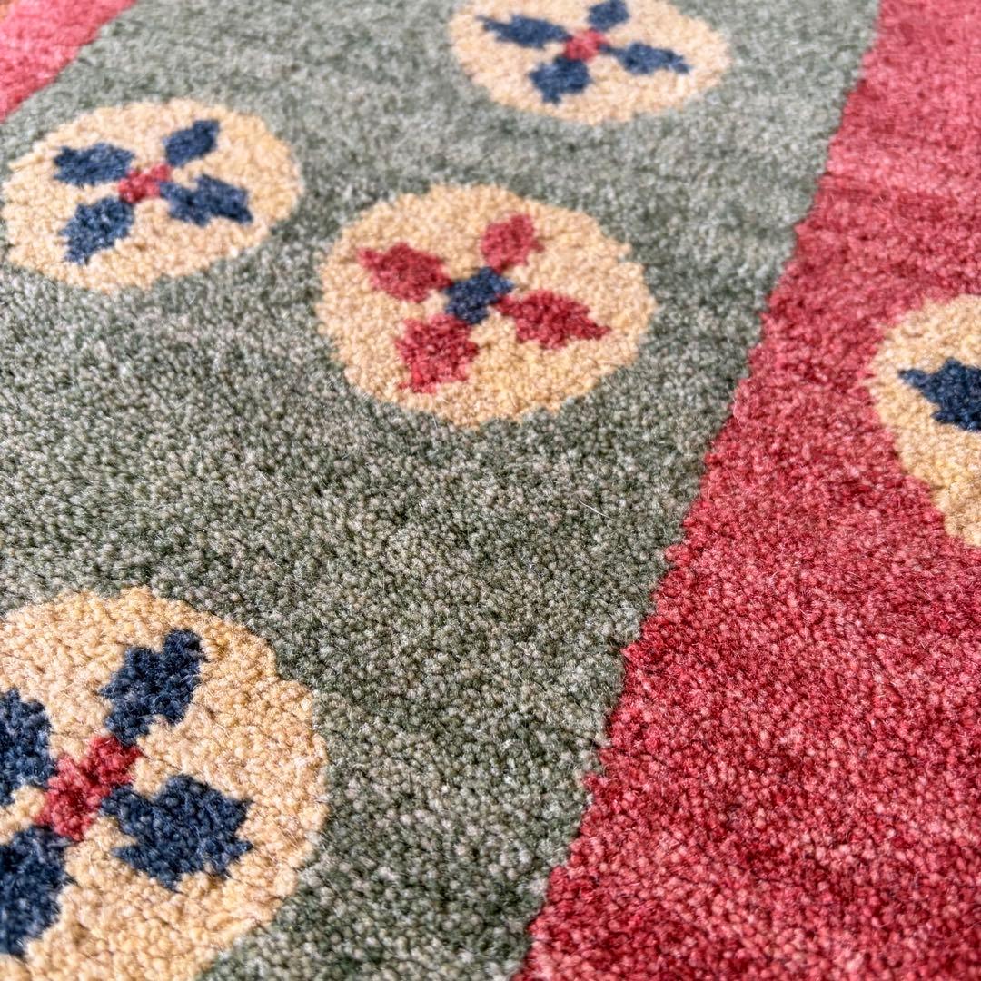 チベタンラグ　ウール　光沢のある明るい赤と明るい緑