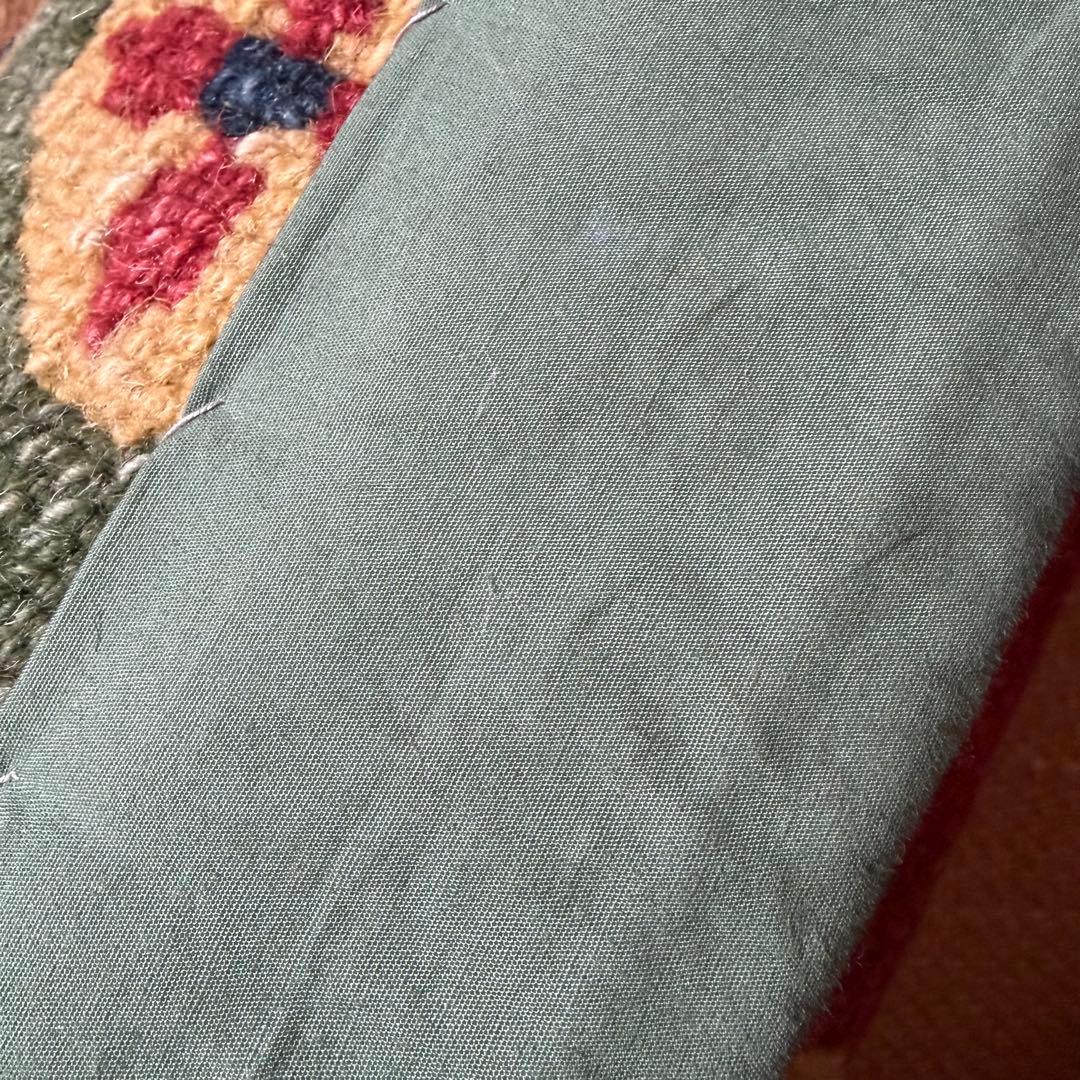 チベタンラグ　ウール　光沢のある明るい赤と明るい緑