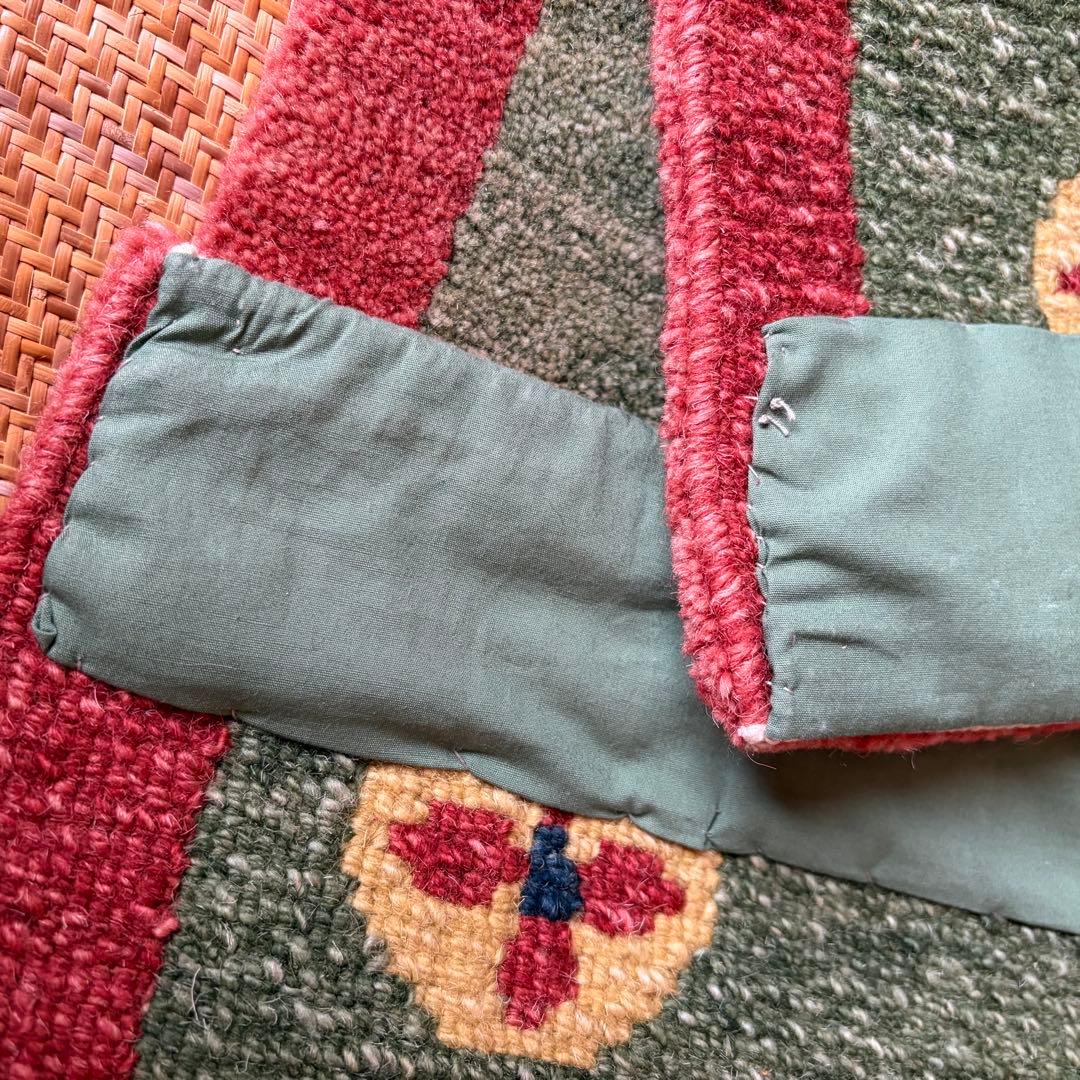 チベタンラグ　ウール　光沢のある明るい赤と明るい緑