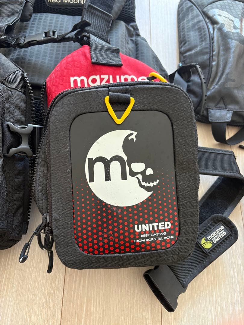 mazume フィッシングベスト ブラック/レッド