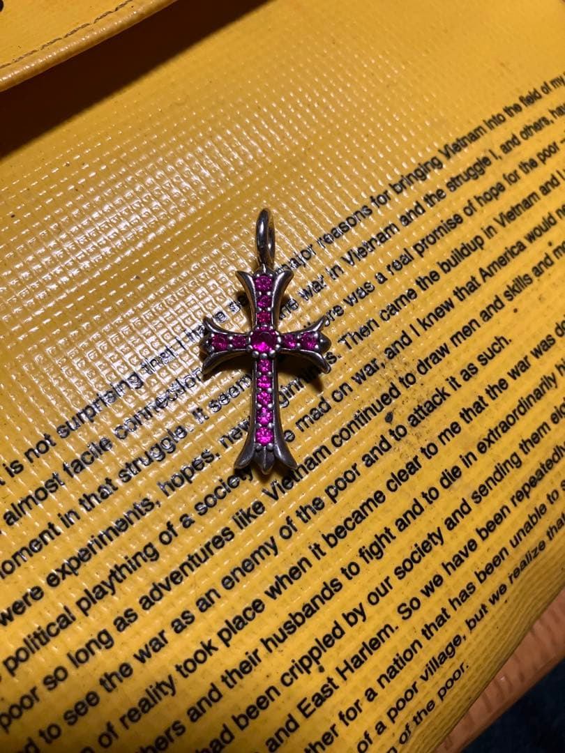 クロムハーツ タイニーCHクロスチャーム with パヴェピンクサフアイア