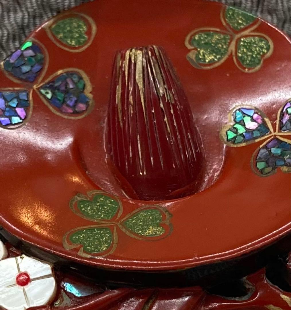 B65s  朱塗椿花形 帯留　菊花　螺鈿細工