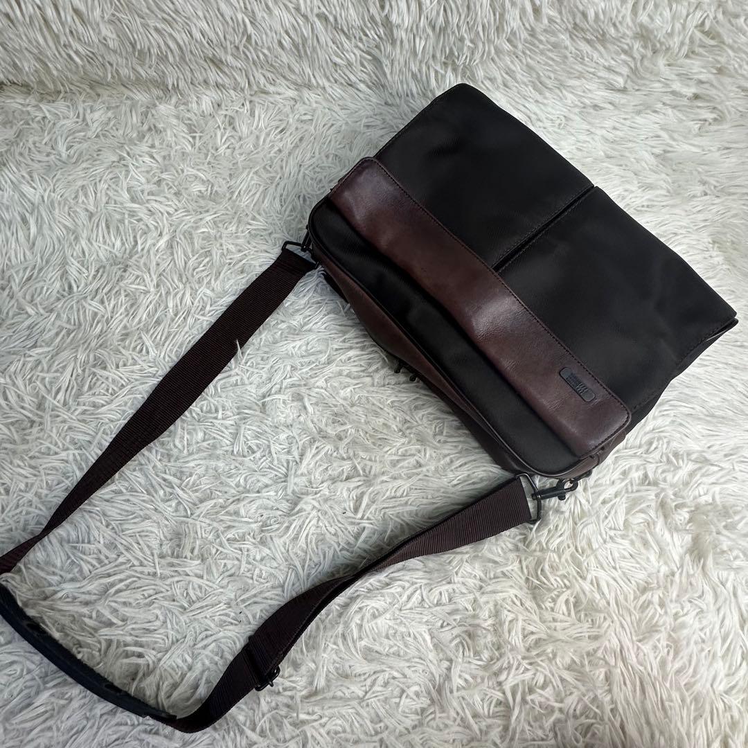 極美品 イッセイミヤケ メッセンジャーバッグ カメラバッグ ナイロン レザー