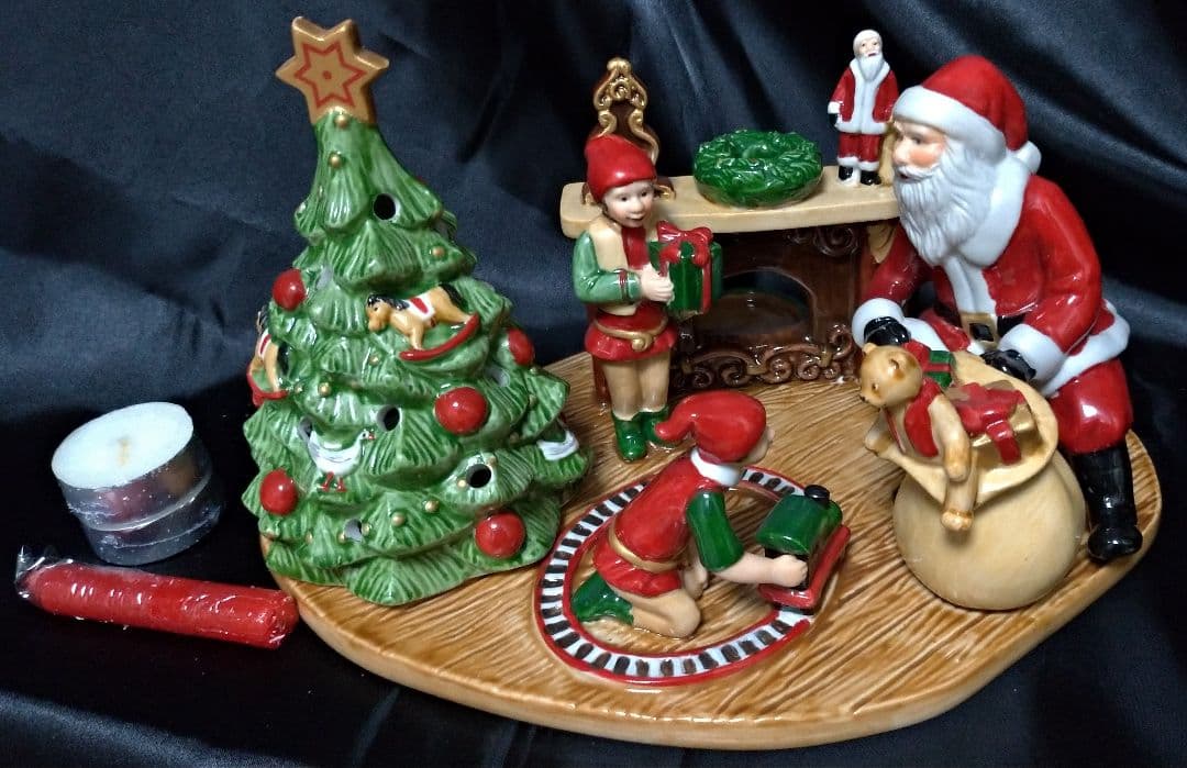 ビレロイボッホ　サンタとエルフと暖炉の置物