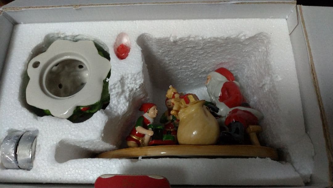 ビレロイボッホ　サンタとエルフと暖炉の置物