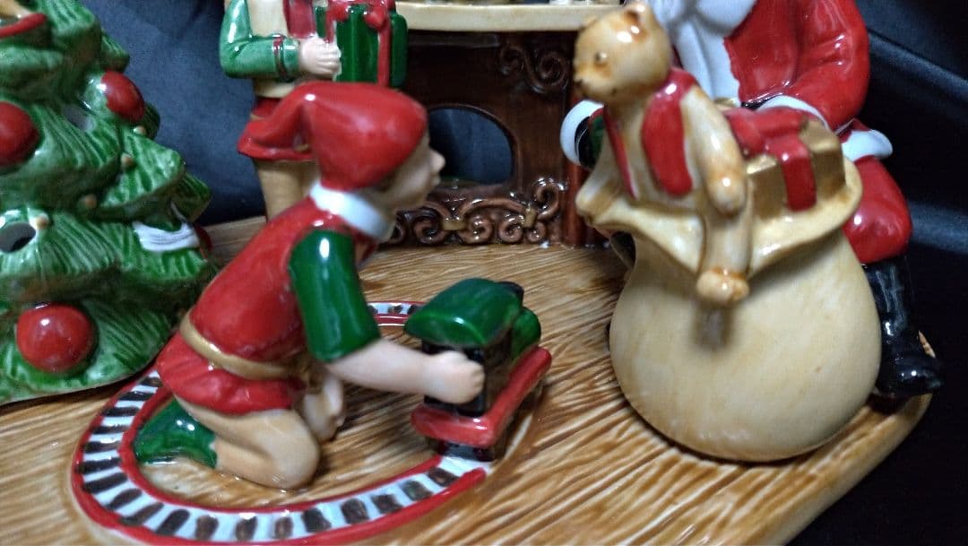 ビレロイボッホ　サンタとエルフと暖炉の置物