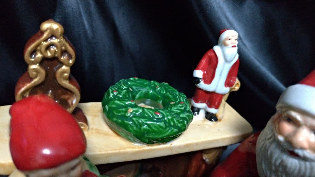 ビレロイボッホ　サンタとエルフと暖炉の置物