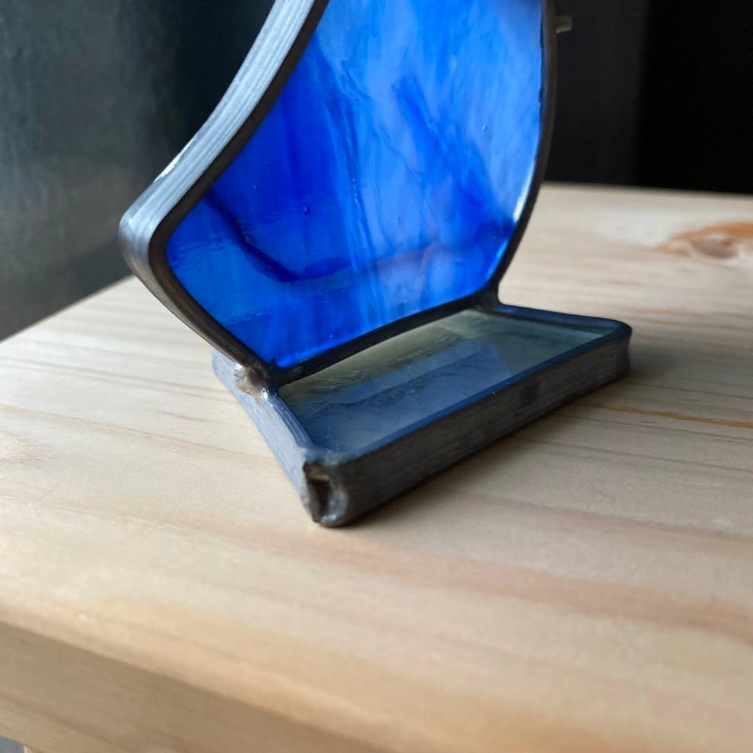 青いステンドグラスの天使