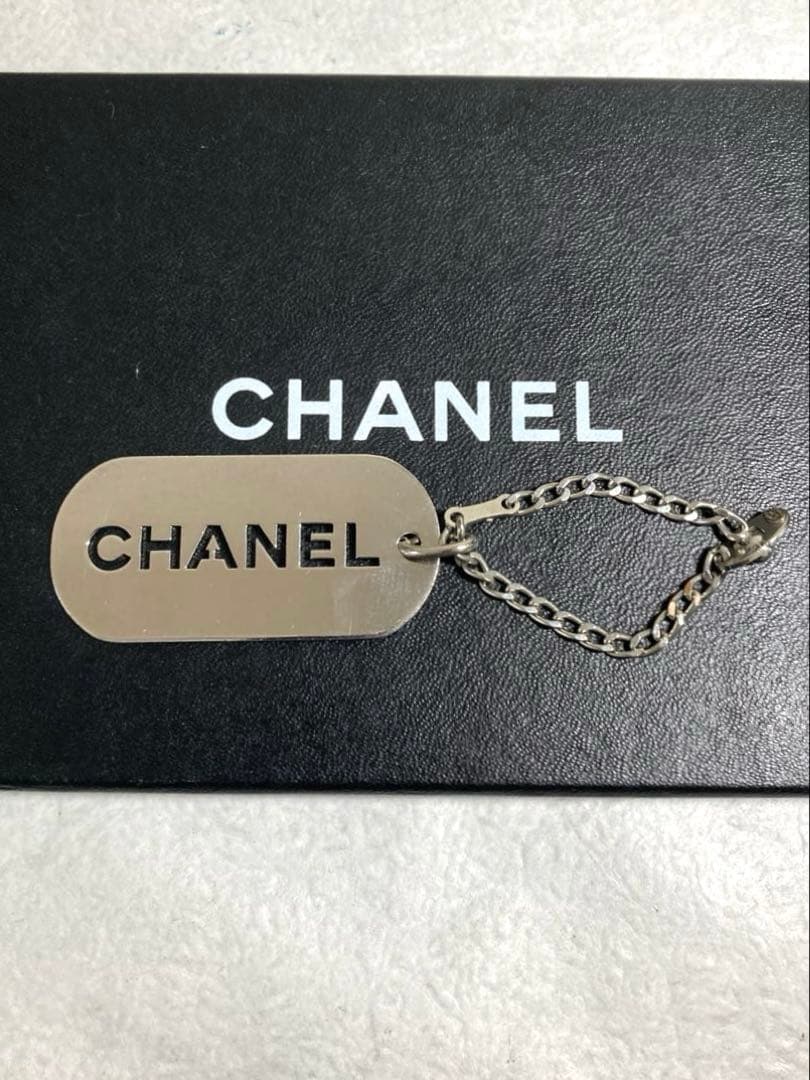 良品　CHANEL シャネル　プレートロゴ　キーホルダー　バックチャーム