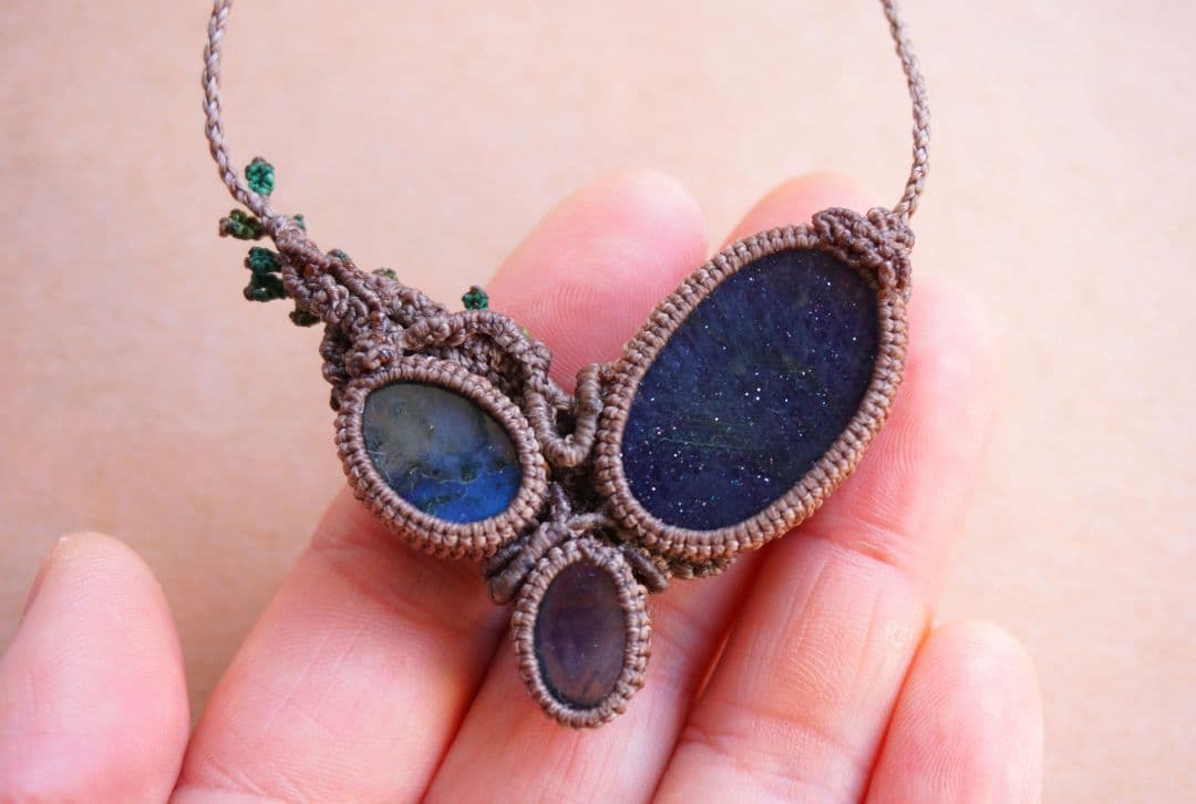 アイオライトサンストーン　ラブラドライト　ブルーフローライト　マクラメネックレス