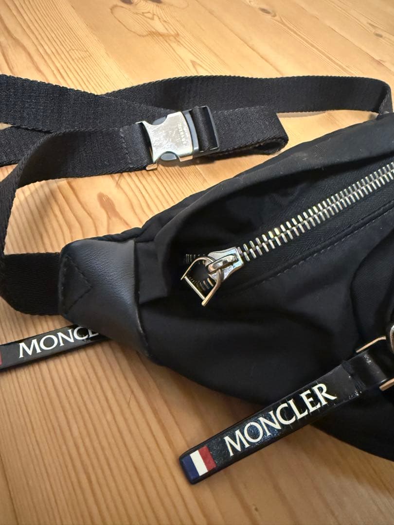 MONCLERモンクレール　ボディバッグ