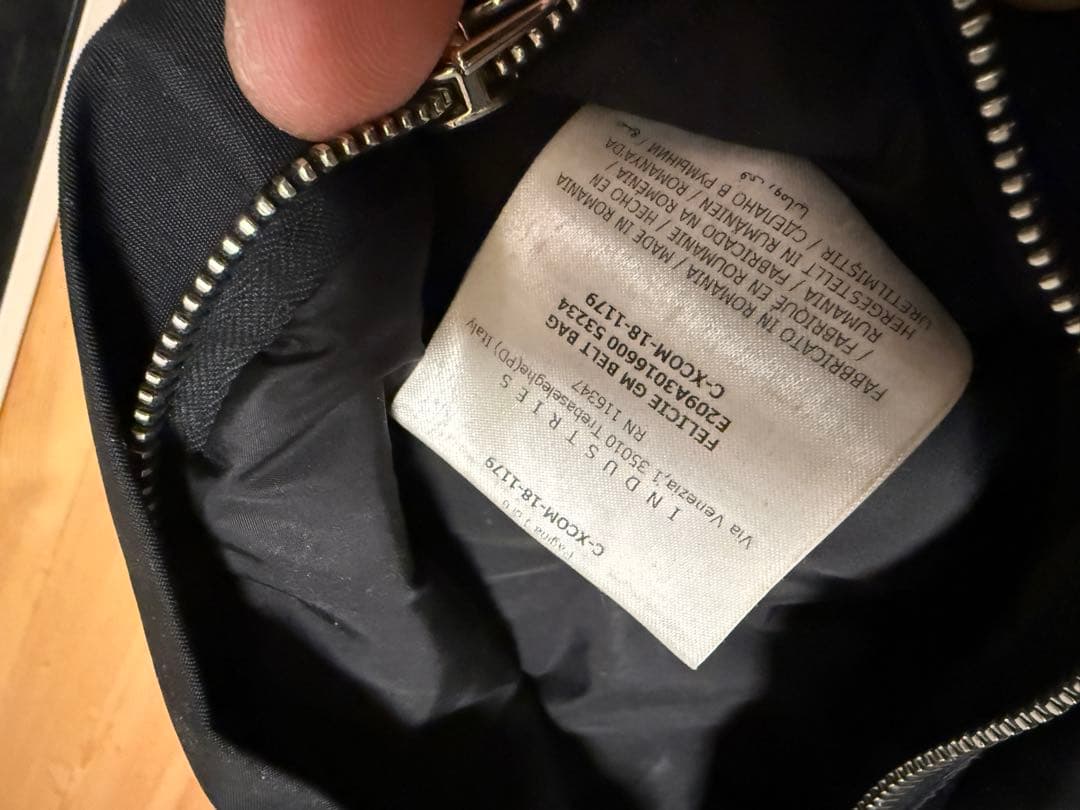 MONCLERモンクレール　ボディバッグ