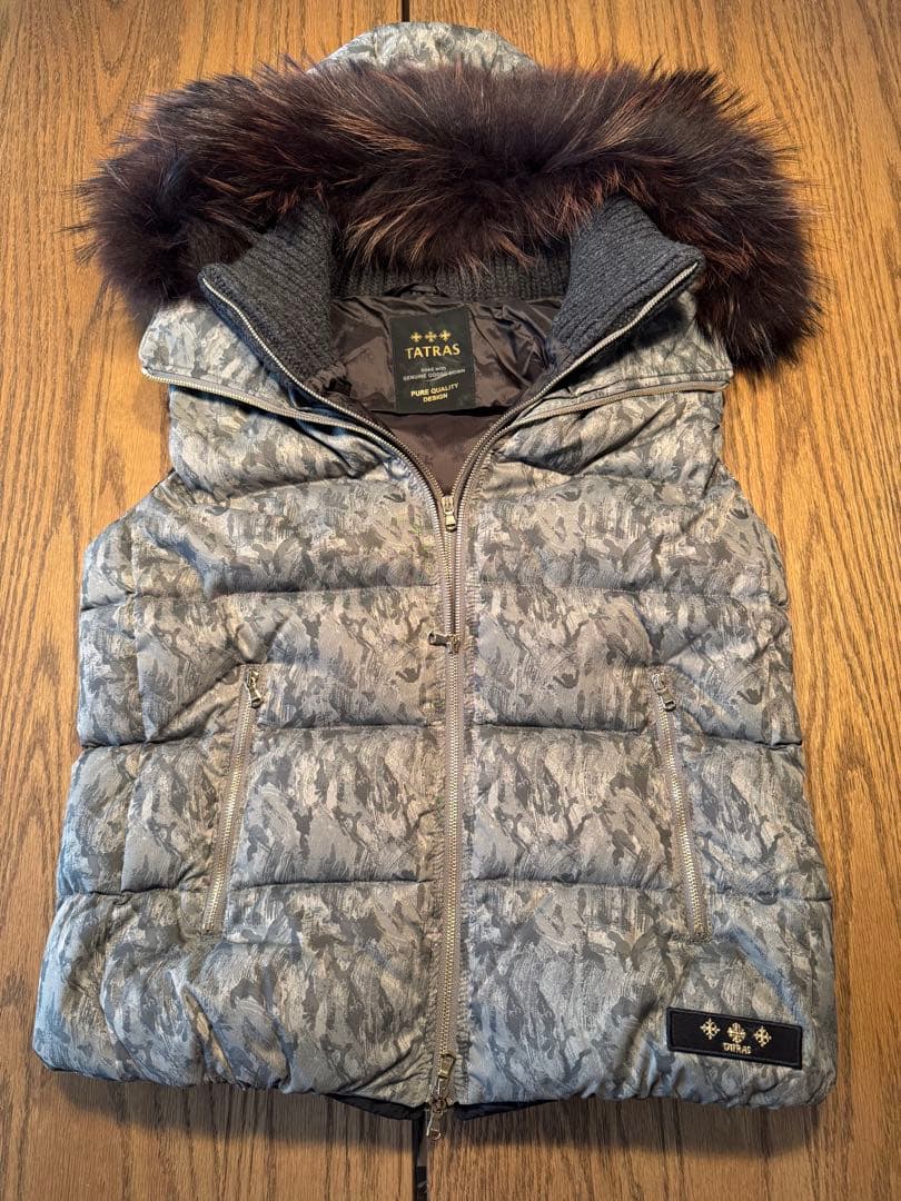 TATRAS ファー付きダウンベスト 02 グレー迷彩