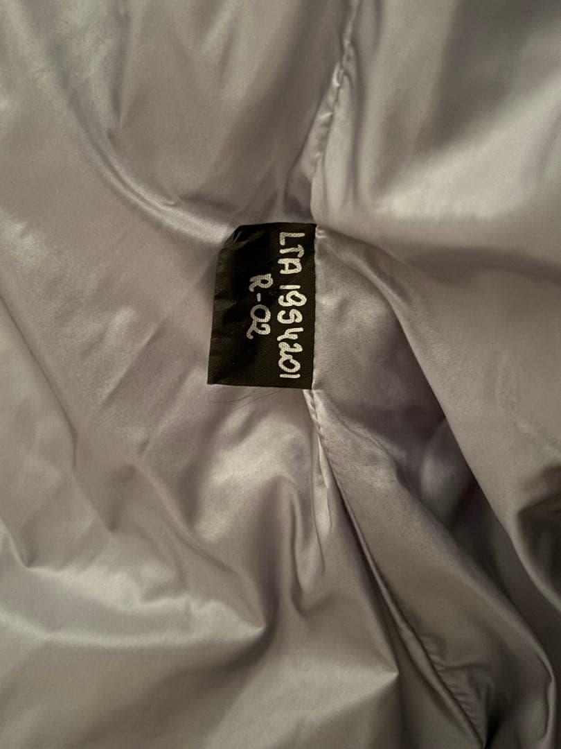 フード付きライトグレーのダウンベスト