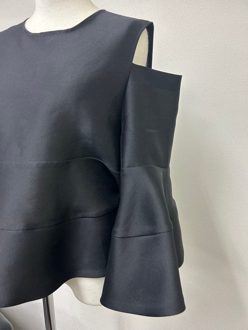 【美品】 Heve カットオフショルダーブラック
