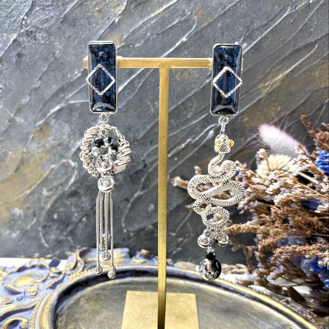 190 ブルー✖︎ブラックレジンカボション＆蛇チャーム　ピアスorイヤリング