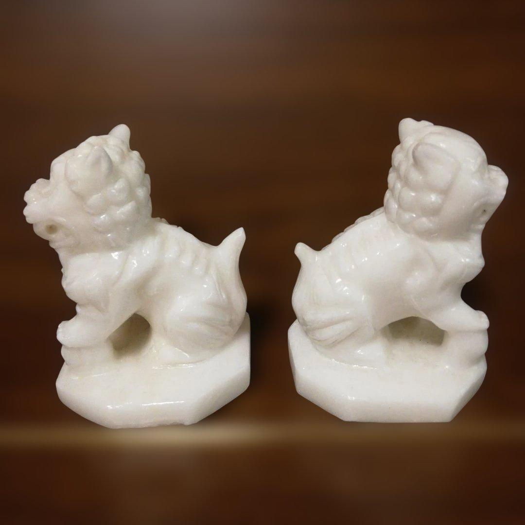 手彫り白玉石　獅子の置物 漢白玉獅子ペア　阿吽　台座八角形
