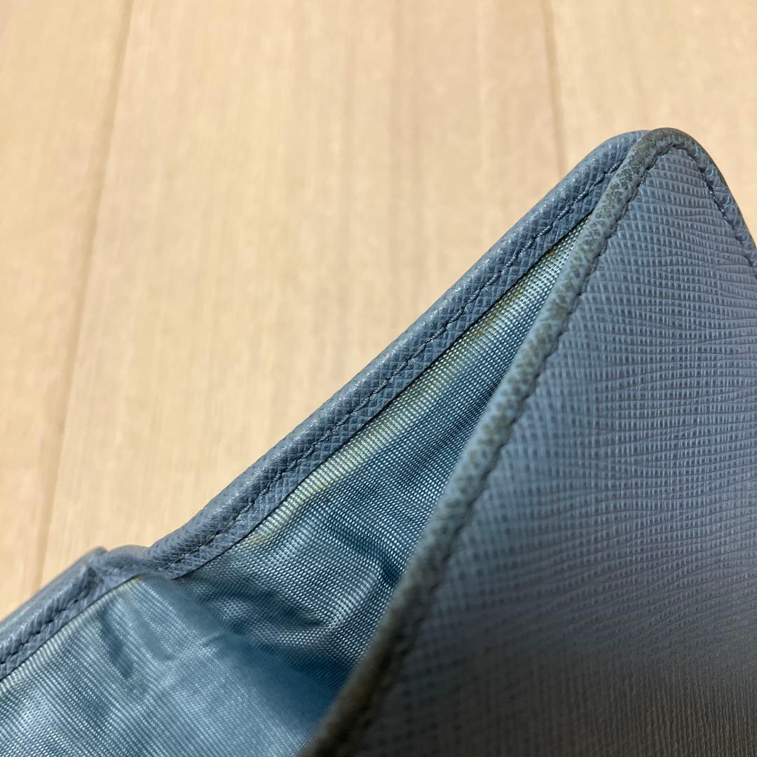 中古品・PRADA サフィアーノレザー 二つ折り財布 ブルー