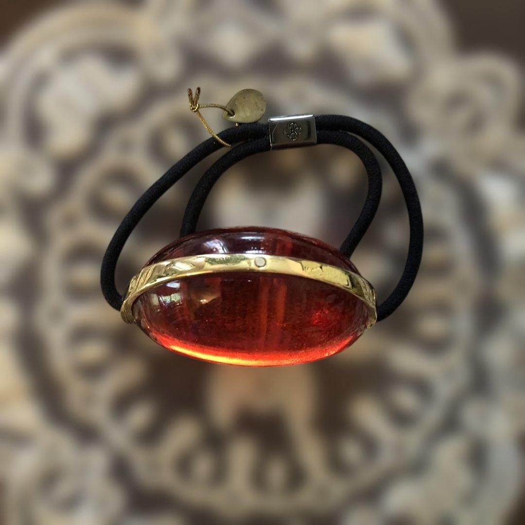 コレットマルーフポニー　赤色オーバルヘアゴム 金色バンド付き