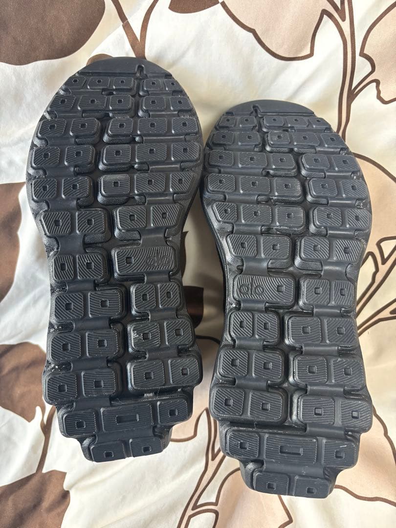 新品未使用Alo yoga Runner アロヨガ スニーカーシューズ23cm