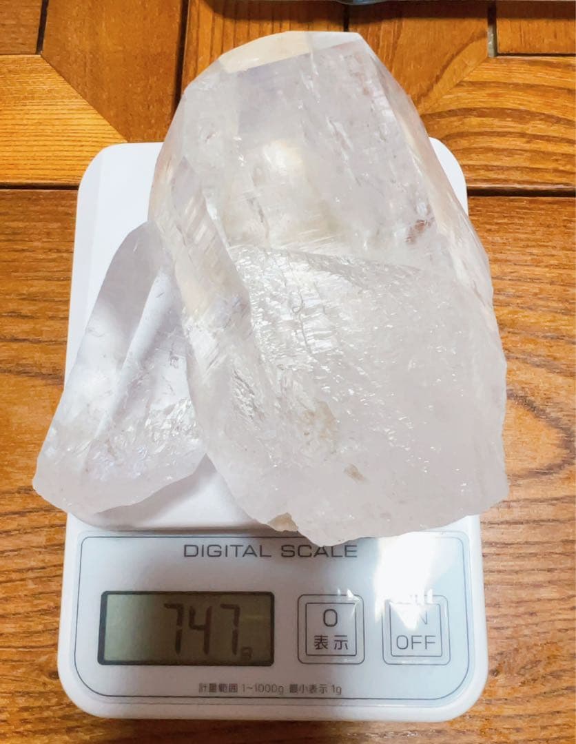 【聖域サイズクリスタル:特大マニハール産水晶】水晶用座布団付き✨