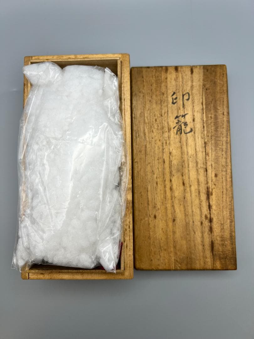 印籠 時代 三段 緒締 提げ物 草履に蛙根付 在銘 細密細工 重量約49g