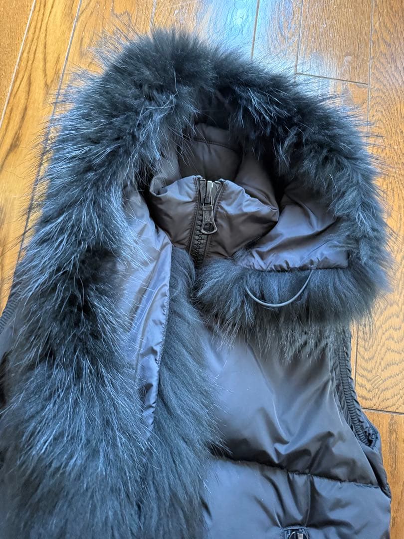 美品モンクレールファー付きダウンベスト