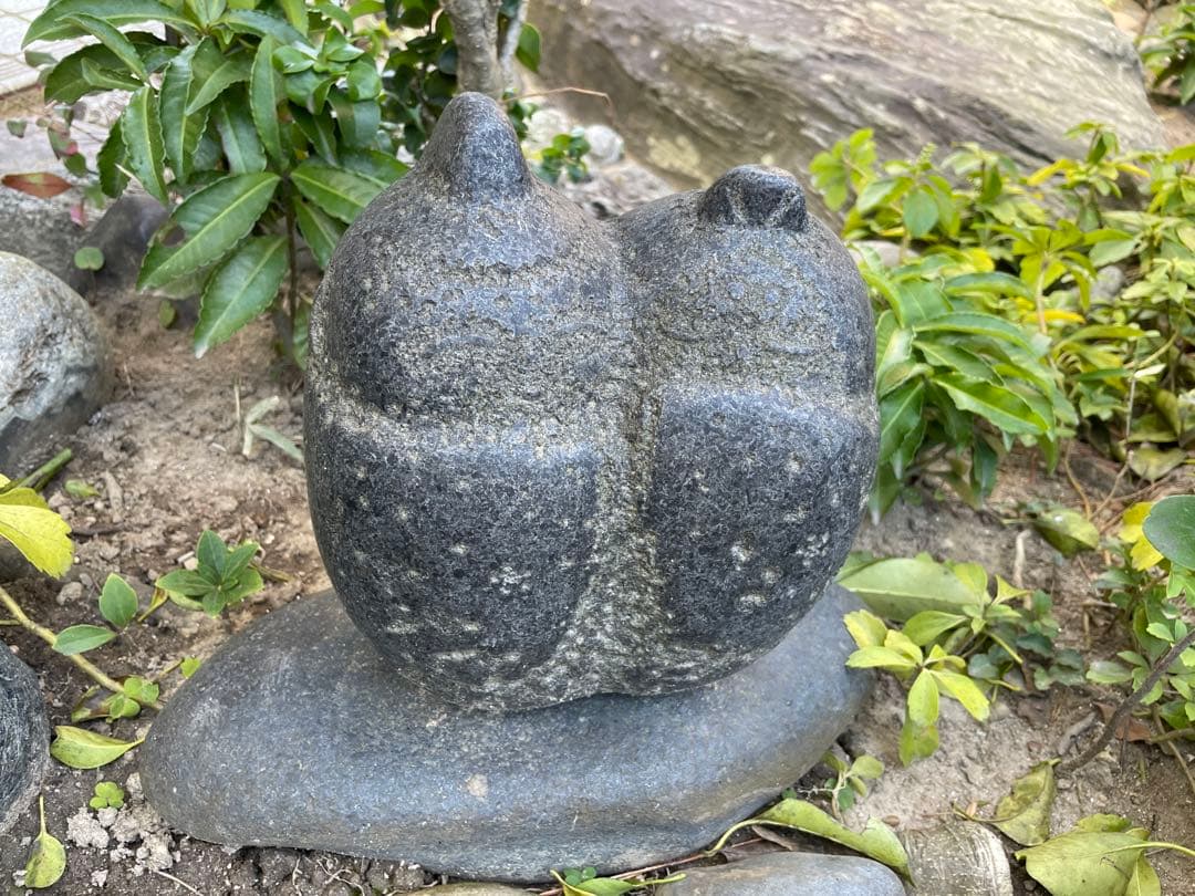 わらべ(石の手彫り)