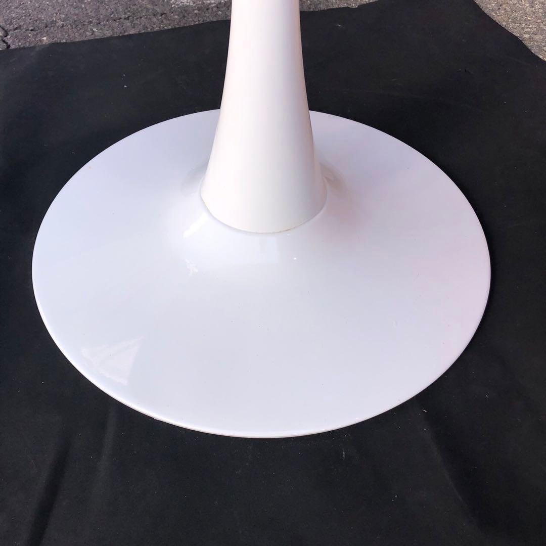 ホワイト円形ダイニングテーブル　カフェテーブル