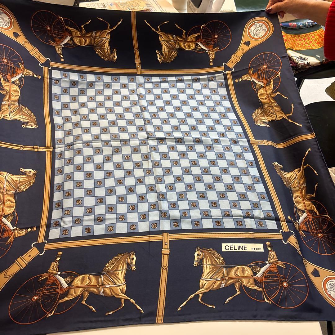 セリーヌの馬車柄（ブラゾン柄、サルキー）の大判スカーフヴィンテージ