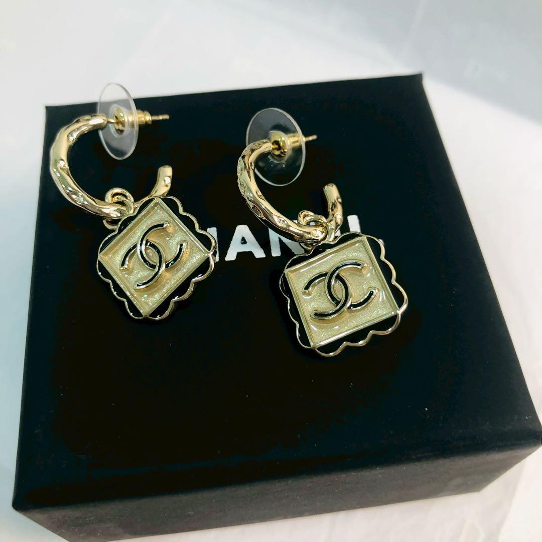 ♡CHANEL ココマーク スクエアモチーフピアスゴールドカラー 上品デザイン♡