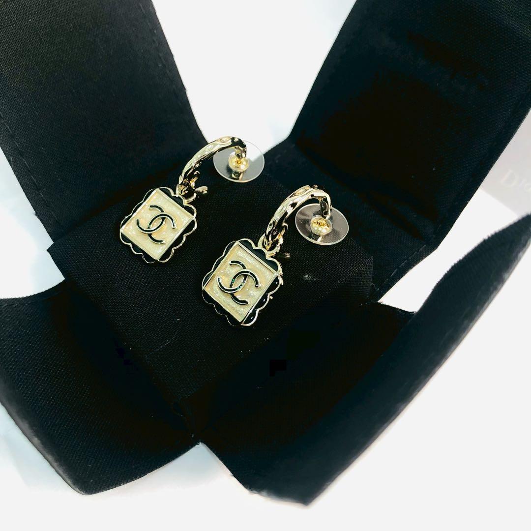 ♡CHANEL ココマーク スクエアモチーフピアスゴールドカラー 上品デザイン♡