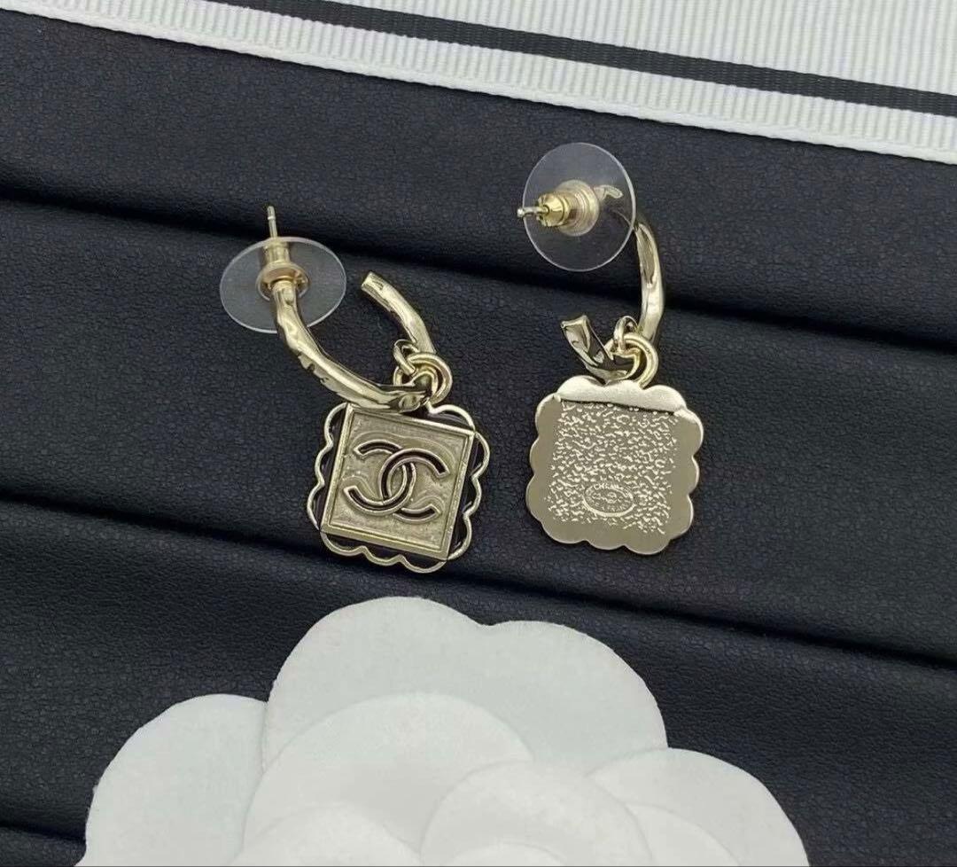 ♡CHANEL ココマーク スクエアモチーフピアスゴールドカラー 上品デザイン♡
