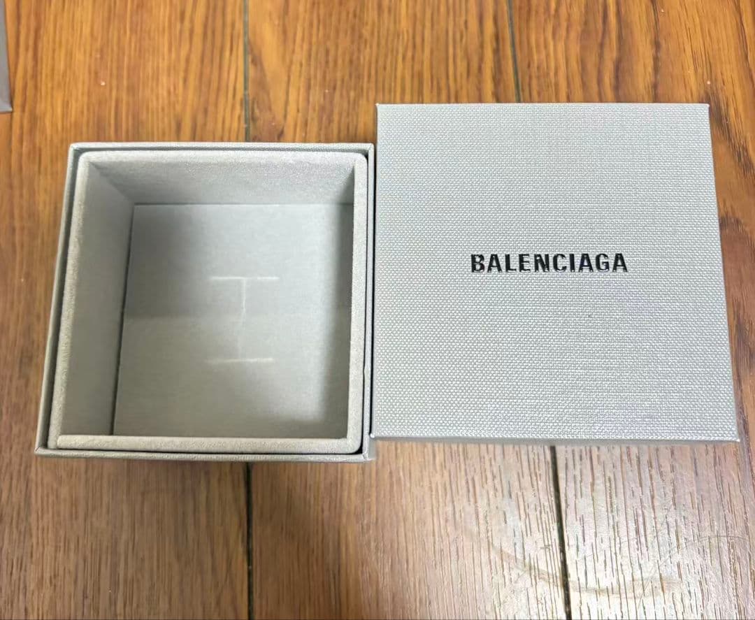 BALENCIAGA ロゴ ピアス シルバーカラー 箱付き