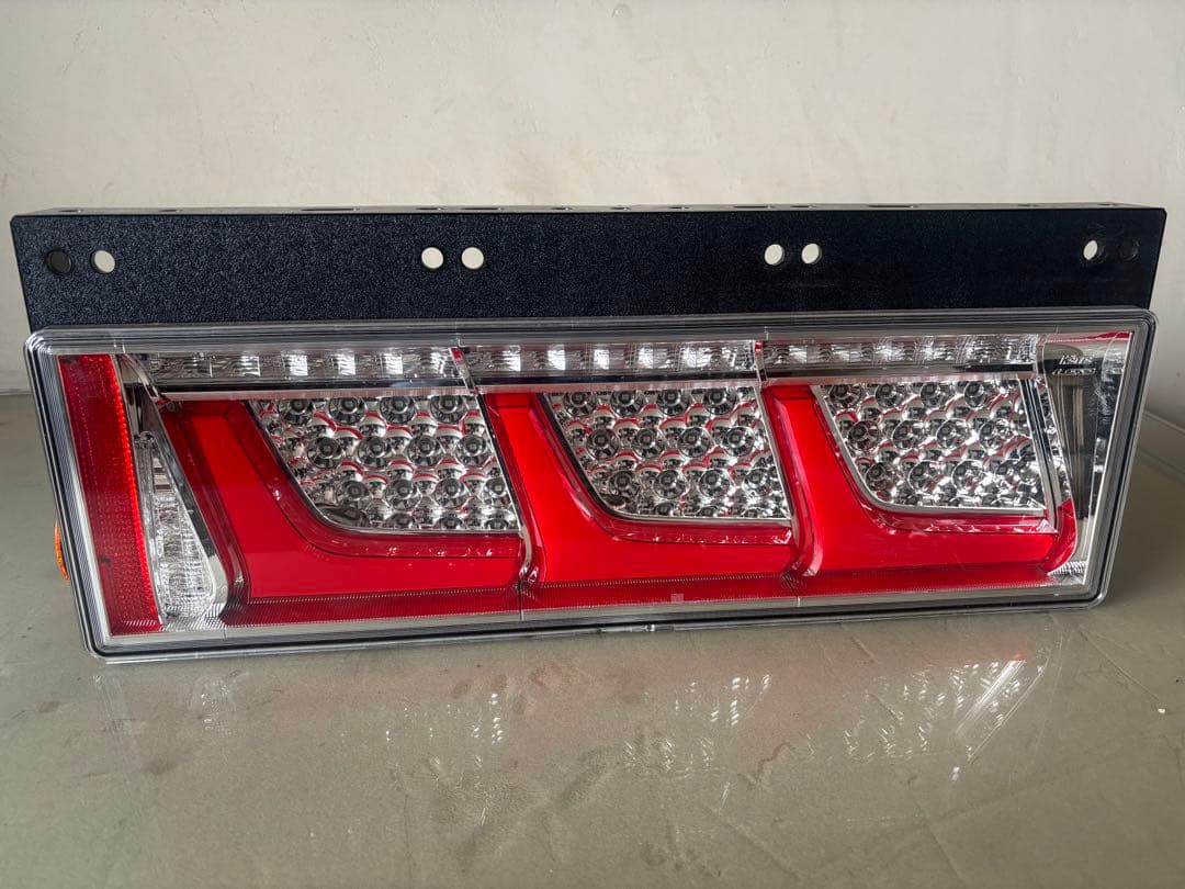 小糸製作所テールランプ三連　ノーマルタイプ 左